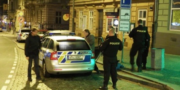 Zfetovaný cizinec na Americké útočil nožem