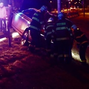 Auto zůstalo viset na svodidlech