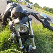 Po střetu motocyklu s osobním vozem, zůstal motorkář těžce zraněný