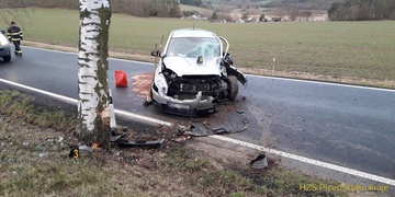 Řidička havarovala do svodidel, řidič do stromu