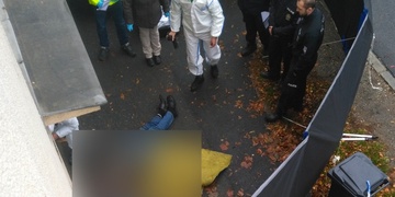 Tělo mrtvého muže nalezli přímo ve vjezdu do garáže