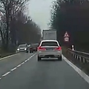 Bezohledným předjížděním v dešti ohrozil protijedoucí řidiče