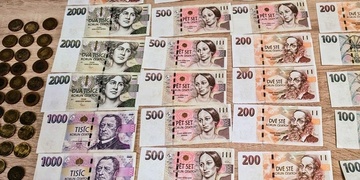 Naditá peněženka ležela na ulici, po majiteli se nyní pátrá