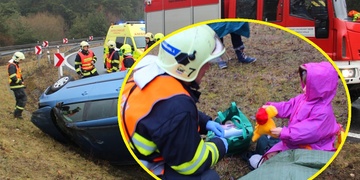 Na sjezdu z dálnice se převrátilo auto vezoucí i děti