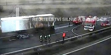 Požáru kamionu uzavřel dálnici D5 na Prahu