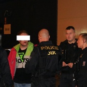 Pachatel útočil nožem, můžeme jen domýšlet, jak by konflikt dopadl, kdyby policisté nepřijeli včas