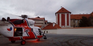Motorkář srazil chodce, oba jsou zranění