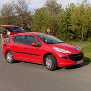 Malý chlapec vběhl pod auto