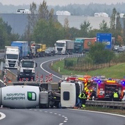 Osobní vozidlo ohrozilo domíchávač, který se poté převrátil a řidič osobního vozu z místa ujel