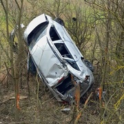 Auto vyletělo z vozovky a napíchlo se na strom