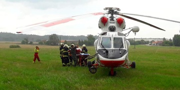 Čelní střet motorkáře s autem