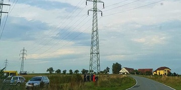 Muž spadl z patnáct metrů vysokého stožáru vysokého napětí