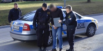 Zloděj na místě činu zapomněl mobil a boty