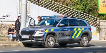 Muž u Plzni u nádraží záměrně najel autem do lidí
