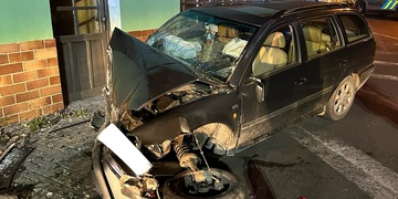 Opilý mladík najel autem do domu