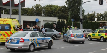 U Prazdroje smetlo auto chodce na přechodu