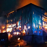 Shořela hala se senem