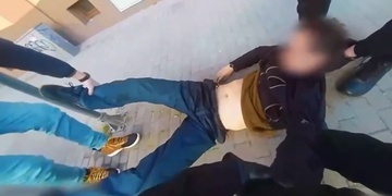 Bezvládný řidič ve voze vyděsil kolemjdoucí