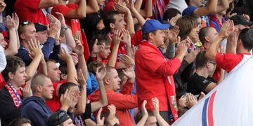 Výtržník vystříkal tramvaj slzným plynem, zadržet ho pomohli fans Viktorky