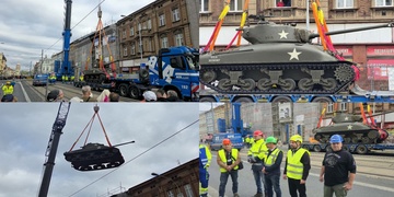 Speciální jeřáb přemístil tank Sherman přes střechu třípatrového domu
