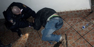 Napadl a pokousal policistku, pak vlastními výkaly znečistil místnost