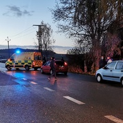 Řidič narazil do odbočujícího auta