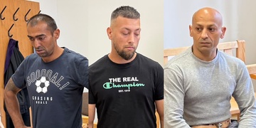 Novomanžel, svědek a svatebčan společně seřezali hosta baru