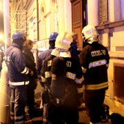 VAROVÁNÍ: Hasiči, plynaři a policie právě zasahují v Husově ulici