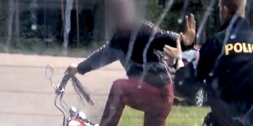 Ujíždějícího motorkáře policisté doslova uhonili