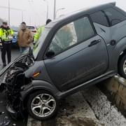 Střet vozů komplikuje dopravu na mostě Milénia