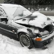 Třicetiletý muž bez řidičáku a se zákazem řízení zranil svým BMW 84letého muže