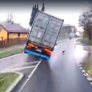 Kamion málem rozdrtil osobní auto, podívejte se sami