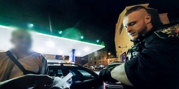Co mají společného dva řidiči a jezdec na elektrické koloběžce?