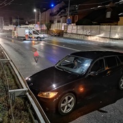 Dodávka s pracovní plošinou vjela do cesty mladé řidičce