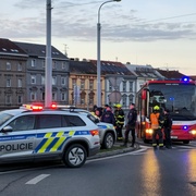Policisté a hasiči evakuují obyvatele části domů a jejich okolí na Skvrňanské třídě