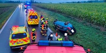 Auto po smyku skončilo na střeše a zraněno bylo bohužel i dítě