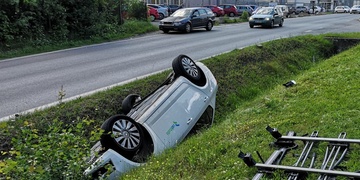 Převrácené auto na Koterovské třídě