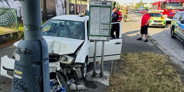 U Hornbachu projel řidič autobusovou zastávkou a nakonec narazil do sloupu