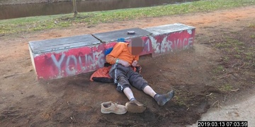 Jen ležel a třásl se