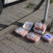 Žena s třemi promile ukradla 10 kg masa a pak napadla policisty