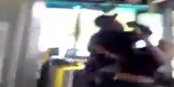 Muž tyčí napadl a zranil řidiče autobusu