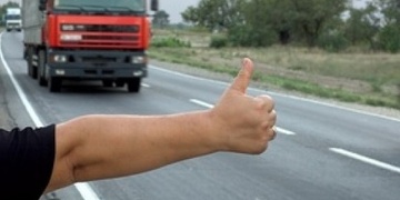 Pozor na stopaře, ženě zmizel i očkovák na králíka