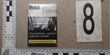 Během útěku za sebou trousil krabičky cigaret