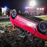 Kvůli srně skončilo auto v poli na střeše