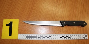 Napadl matku a dokonce po ní i mrštil nožem