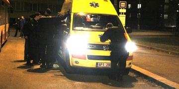 Policisté vyjeli zasahovat na ohlášené rušení nočního klidu a nakonec muži zachraňovali život