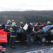 Velmi vážná, čelní nehoda, několik zraněných a řidič jednoho z vozů utekl z místa