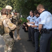 Policisté kontrolovali vojáky, bojující se zombie