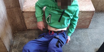 Těžce opilý muž si ustlal na vlakovém nádraží