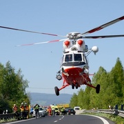 Těžká autonehoda na silnici z Ostrova na Karlovy Vary, zemřela jedna osoba